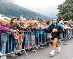 She warmly meets her fans.